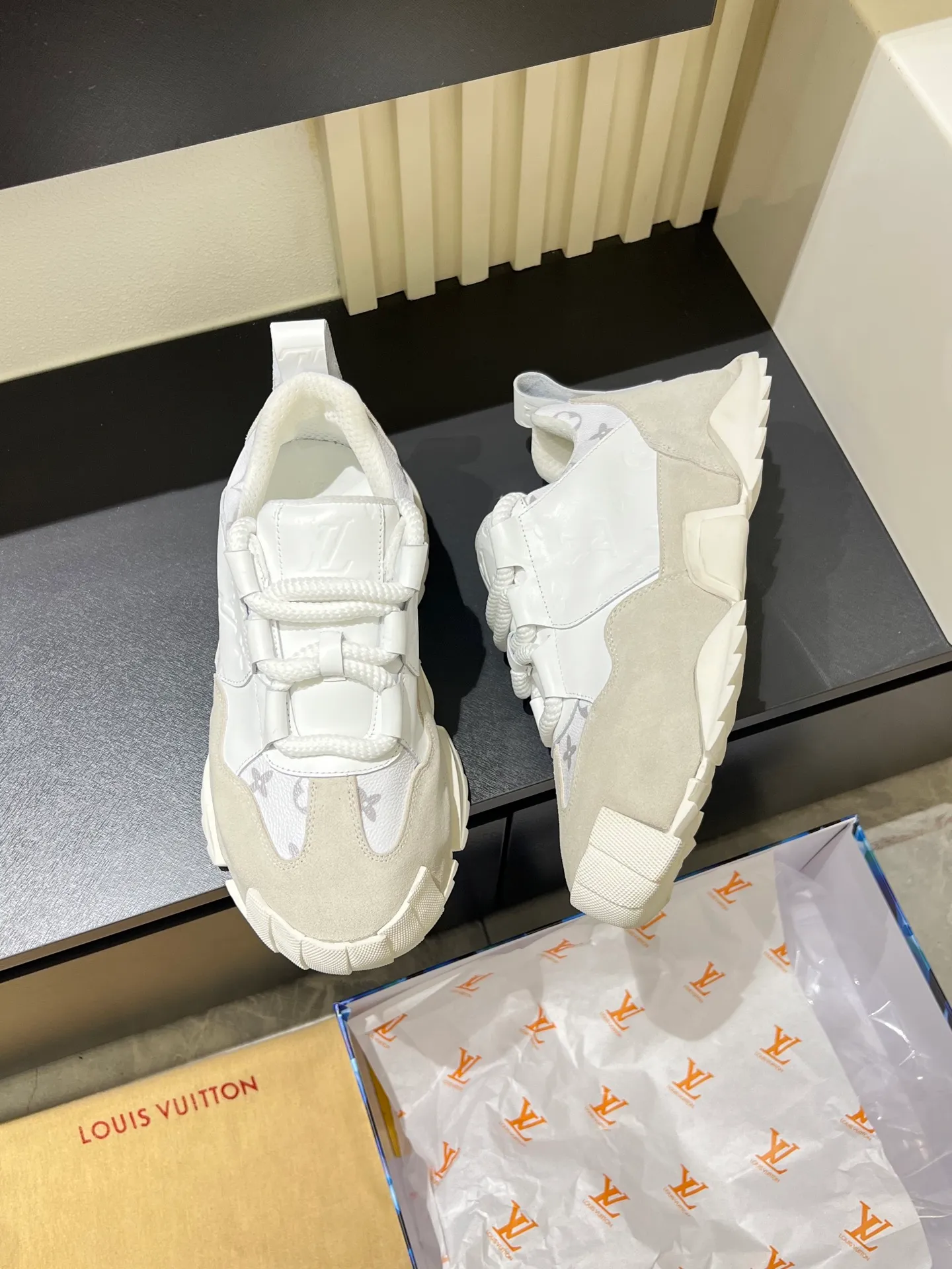 p600 "LOUI* VUITTO*" popular men's casual shoes, genuine development in Italy 💯Purchasing level quality ✔️The upper is made of first-layer cowhide, comfortable and soft sheepskin feet ⚡️ Fashionable and versatile, the toe last shape is firm and full, the soles are made from original LV molds and can be freely entered and exited the counter. Light and comfortable on the feet~Purely handmade, details determine quality! Size:39-44!
